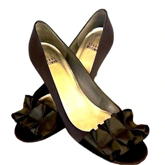 Stuart Weitzman satin Gigiritz  ruffle pump in 8.5 mint condition leather sole - Picture 1 of 12